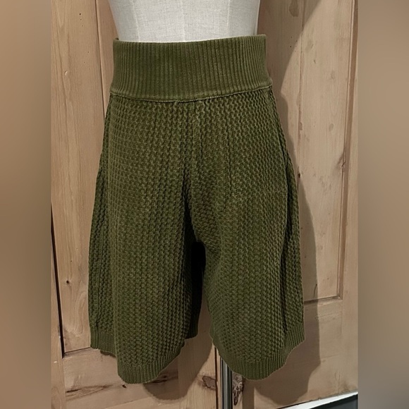 Divine Knits by Judit Olive Green Cable Knit Shorts – Cozy Fall Style 🍂 - Picture 5 of 6